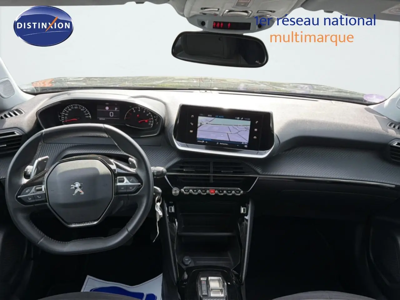 Vue intérieure avant du tableau de bord de la Peugeot 2008 2022, avec écran tactile et volant compact noir.