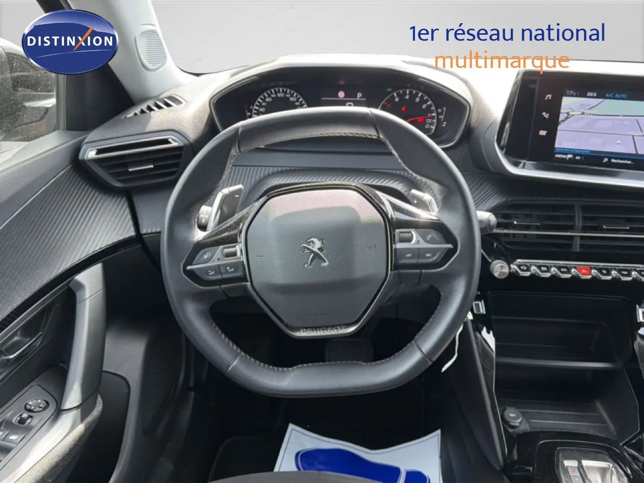 Vue intérieure centrée sur le volant cuir noir du Peugeot 2008 2022 avec tableau de bord et écran tactile.