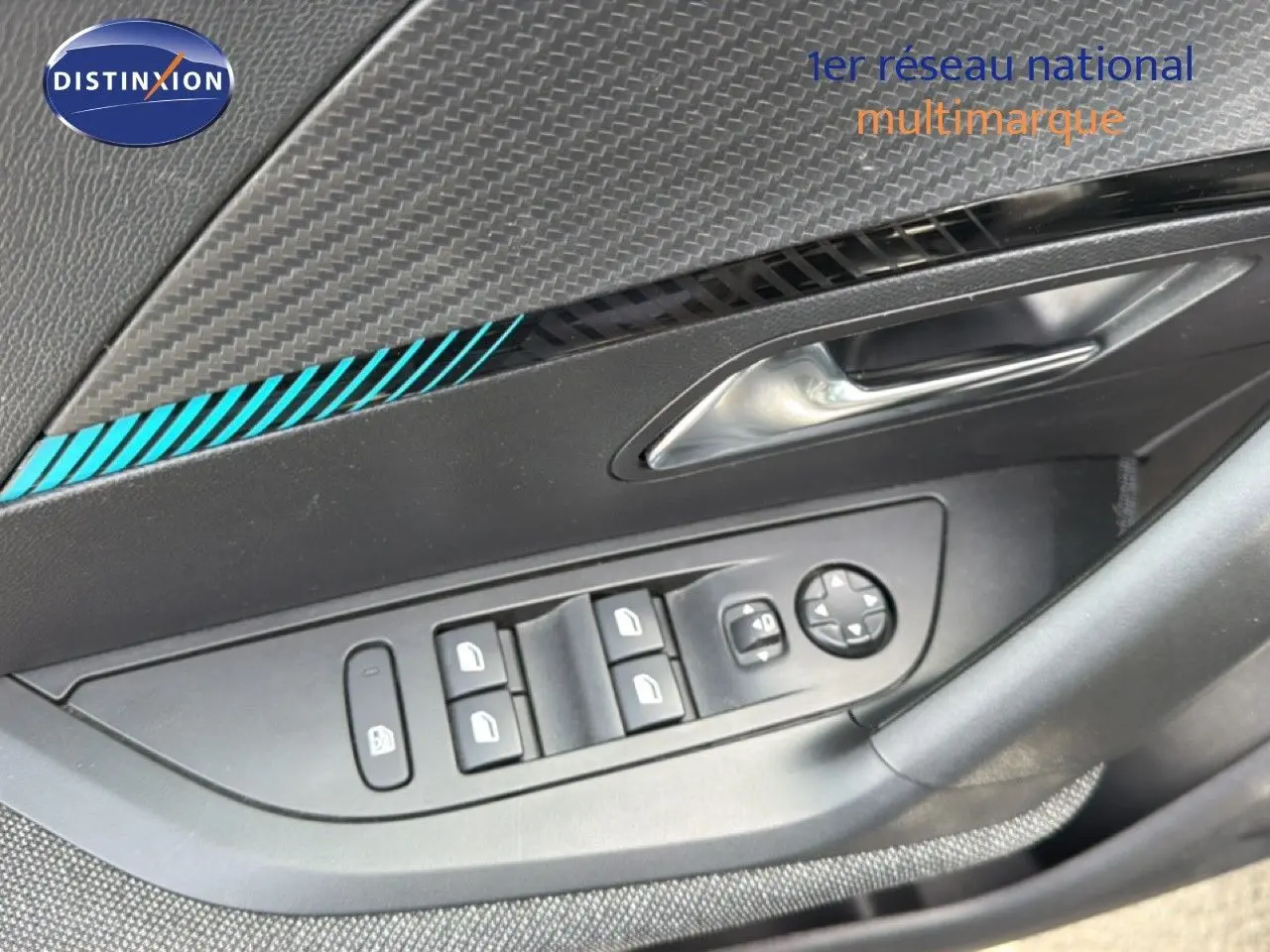 Détail de la porte côté gauche du Peugeot 2008 noir perle métal, montrant les commandes des vitres et rétroviseurs.