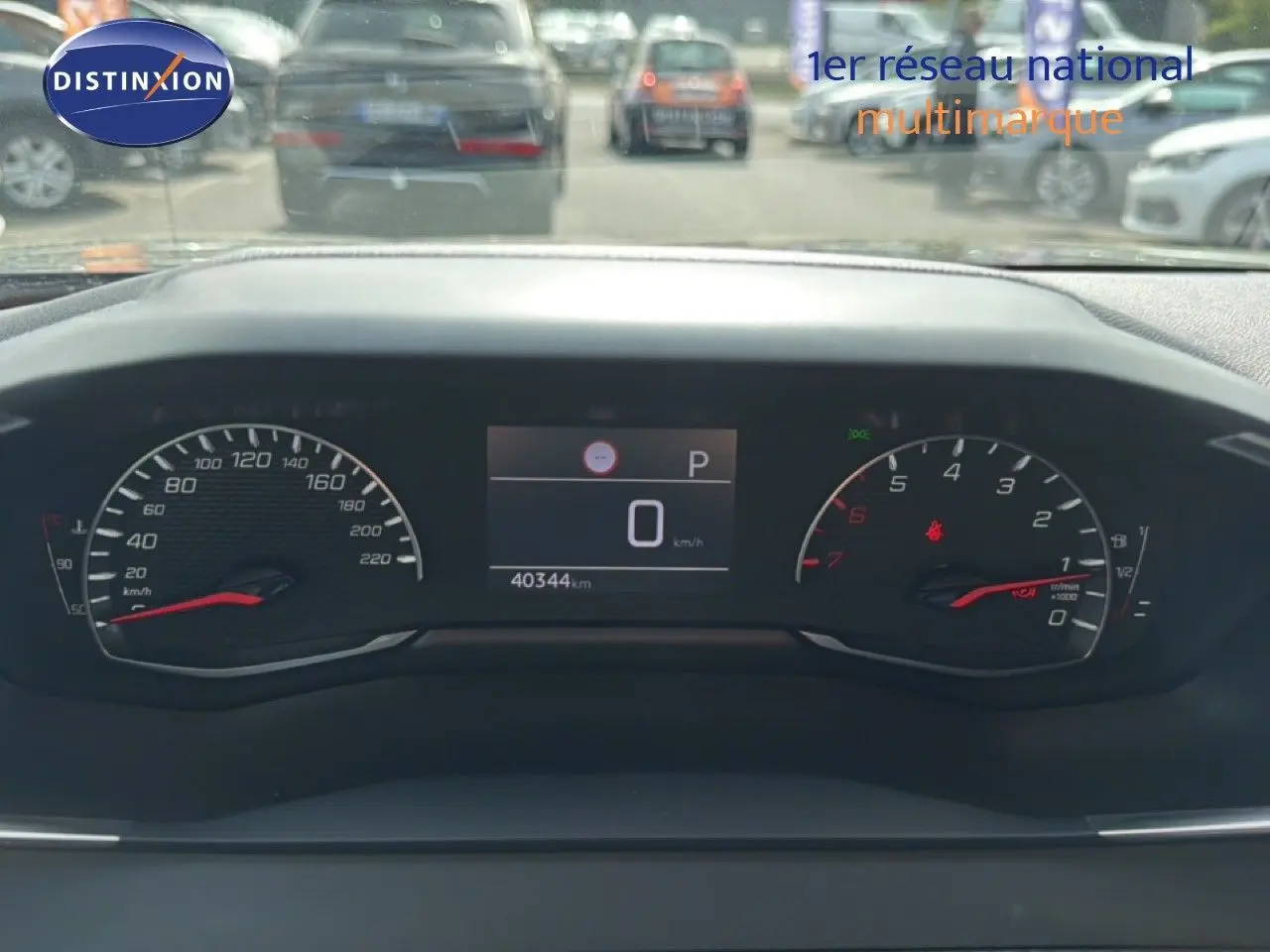Vue rapprochée du tableau de bord numérique de la Peugeot 2008 noir perle métal, affichant 40 344 km et vitesse à zéro.