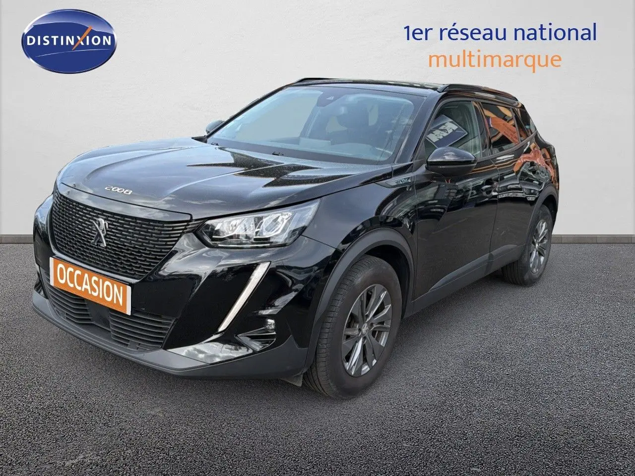Peugeot 2008 noir perle métal en 3/4 avant droit, avec calandre imposante et feux LED distinctifs.