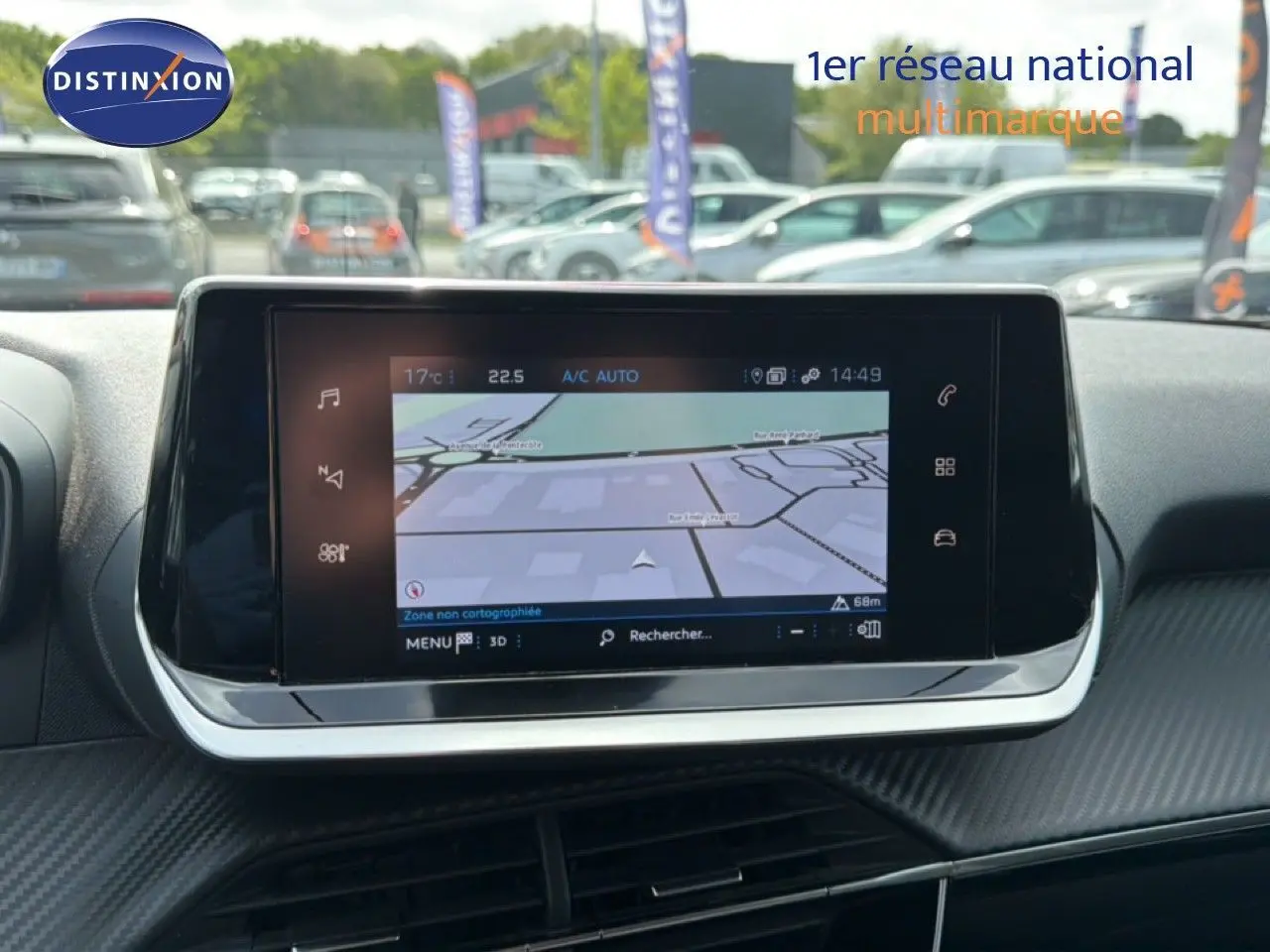 Écran tactile central du tableau de bord du Peugeot 2008 noir perle métal, affichant la navigation GPS en extérieur.