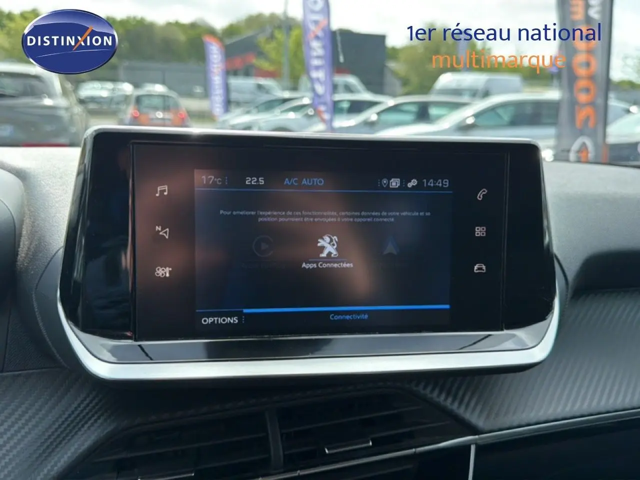 Écran tactile central du Peugeot 2008 noir perle métal, vue intérieure frontale avec affichage des applications connectées.