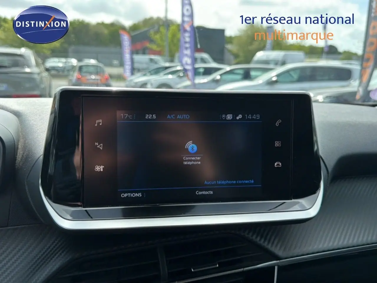 Écran tactile central du tableau de bord du Peugeot 2008 noir perle métal, affichant la connexion Bluetooth.