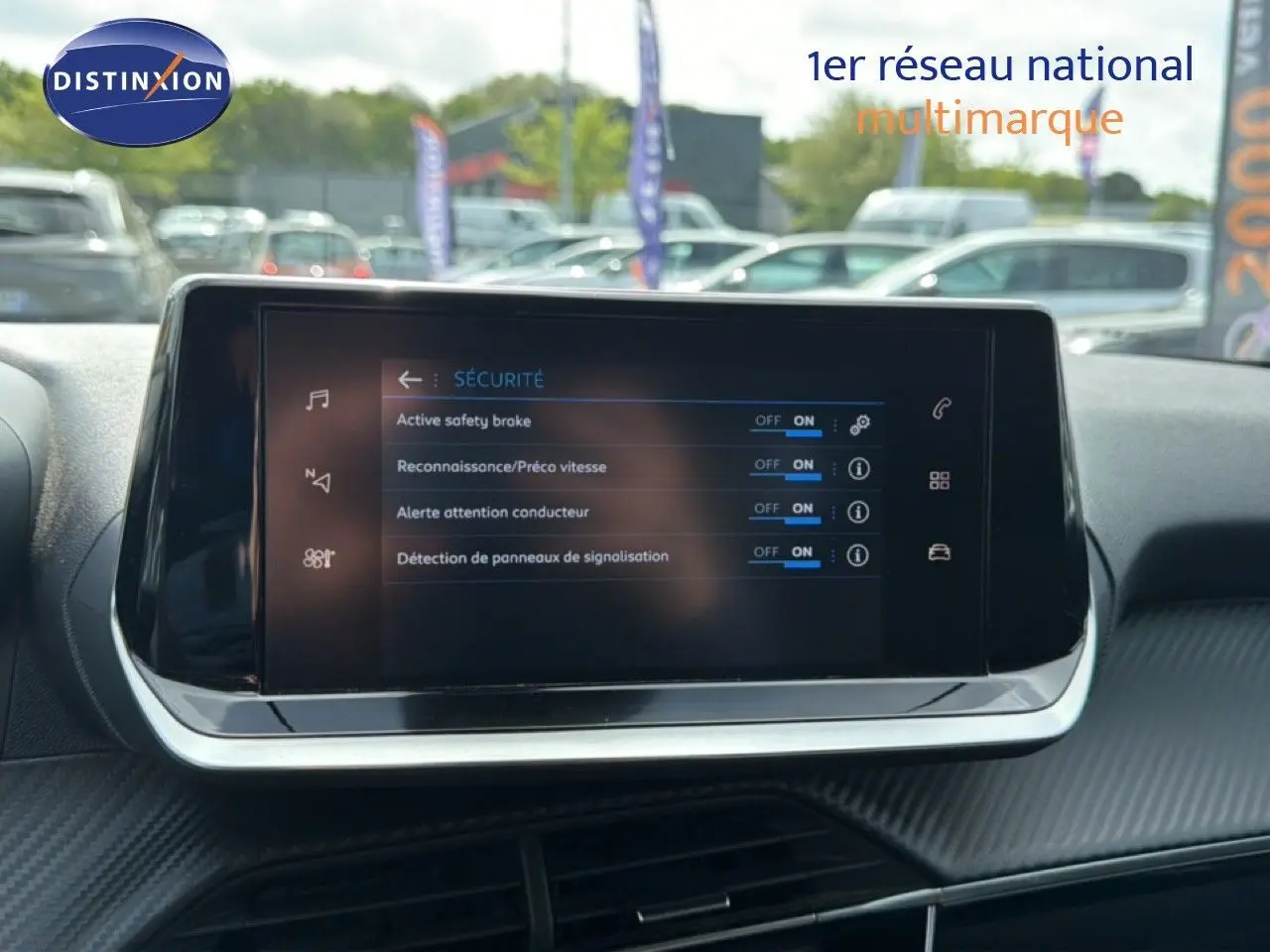Écran tactile central du Peugeot 2008 noir perle métal, affichant les options de sécurité activées, vue intérieure frontale.