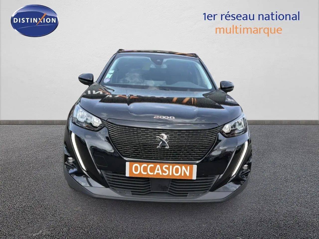Vue frontale d'un Peugeot 2008 noir perle métal avec calandre distinctive et phares LED allumés.