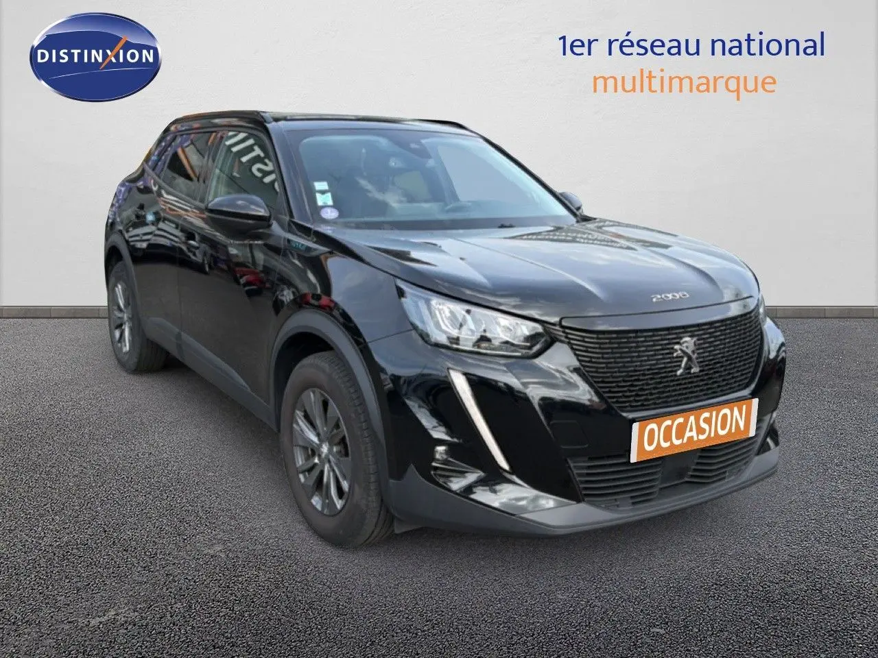 Peugeot 2008 noir perle métal en 3/4 avant droit, avec calandre distinctive et feux LED allumés.