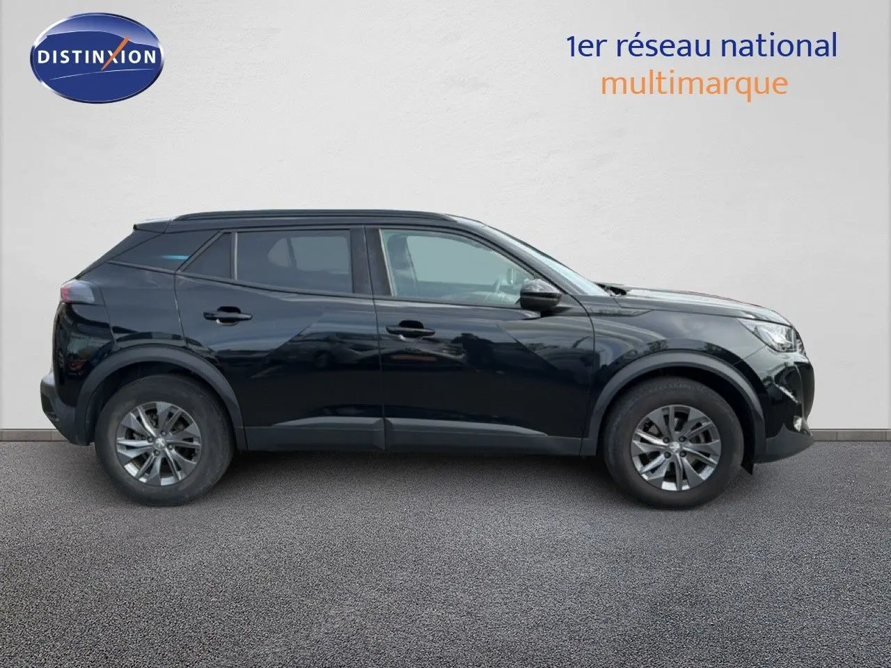 Profil côté gauche du Peugeot 2008 noir perle métal de 2022, finition Style avec jantes alliage et lignes modernes.