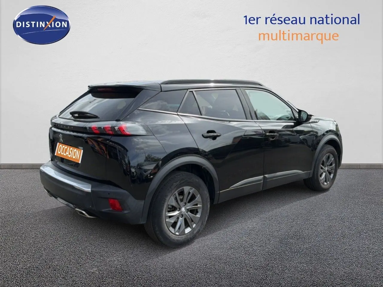 Vue 3/4 arrière droite d’un Peugeot 2008 noir perle métal de 2022 avec jantes alliage et feux LED distinctifs.