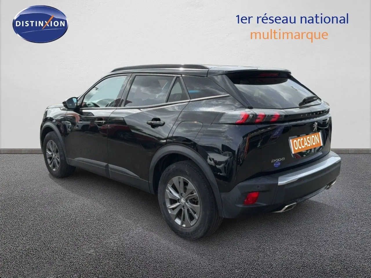 Peugeot 2008 noir perle métal vue 3/4 arrière droit, SUV compact avec feux arrière à griffes LED distinctifs.