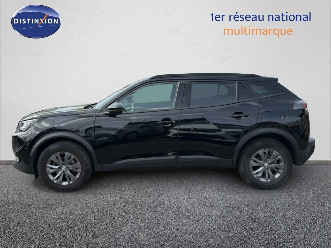 Profil côté gauche d'un Peugeot 2008 noir perle métal de 2022, avec jantes alliage et lignes dynamiques visibles.