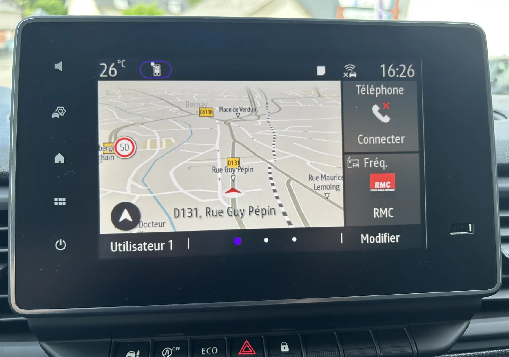 Écran tactile central du Renault Trafic Fourgon affichant la navigation et les options multimédias en intérieur.