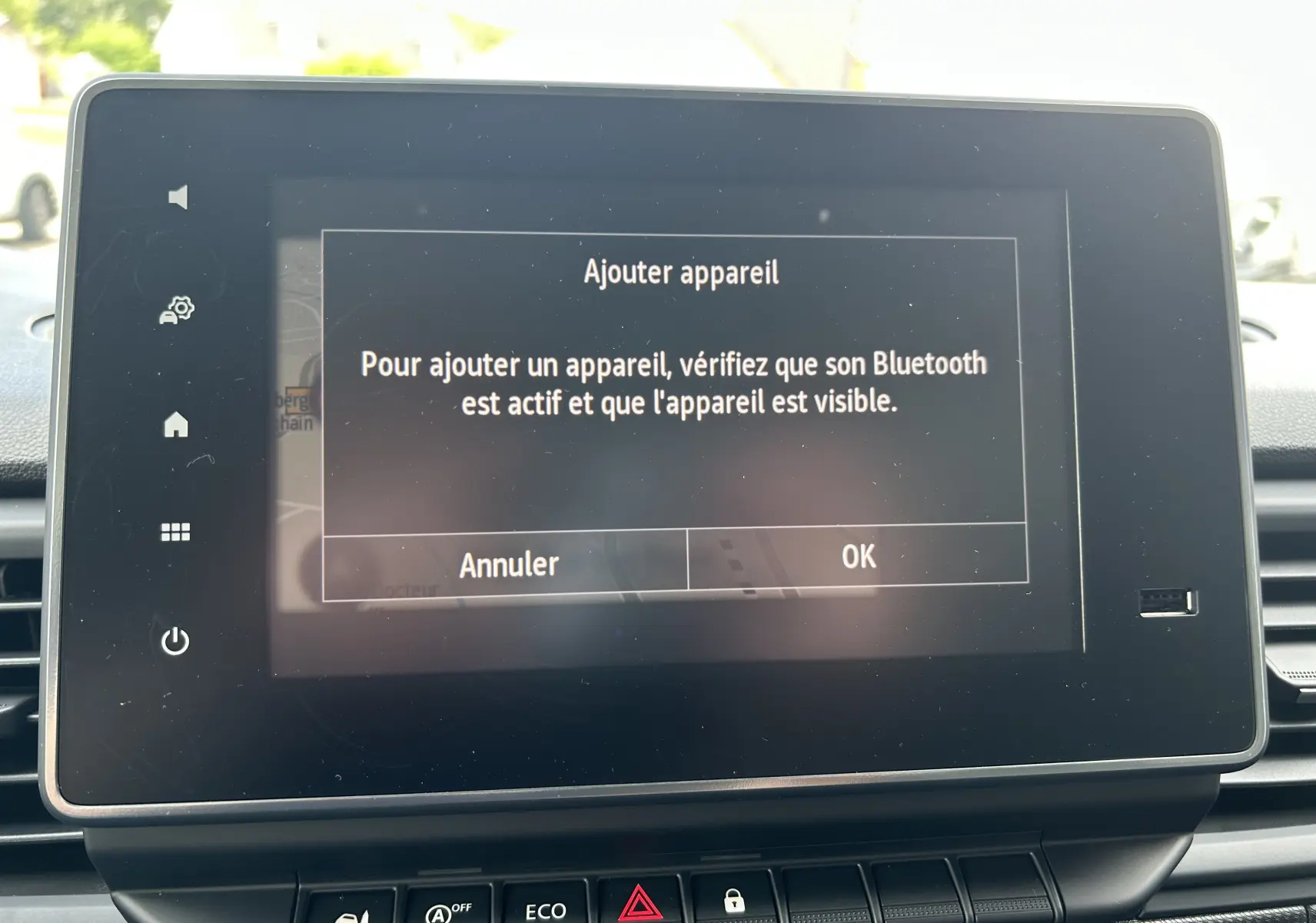 Écran tactile central du Renault Trafic Fourgon 2025 affichant un message d'ajout d'appareil Bluetooth.