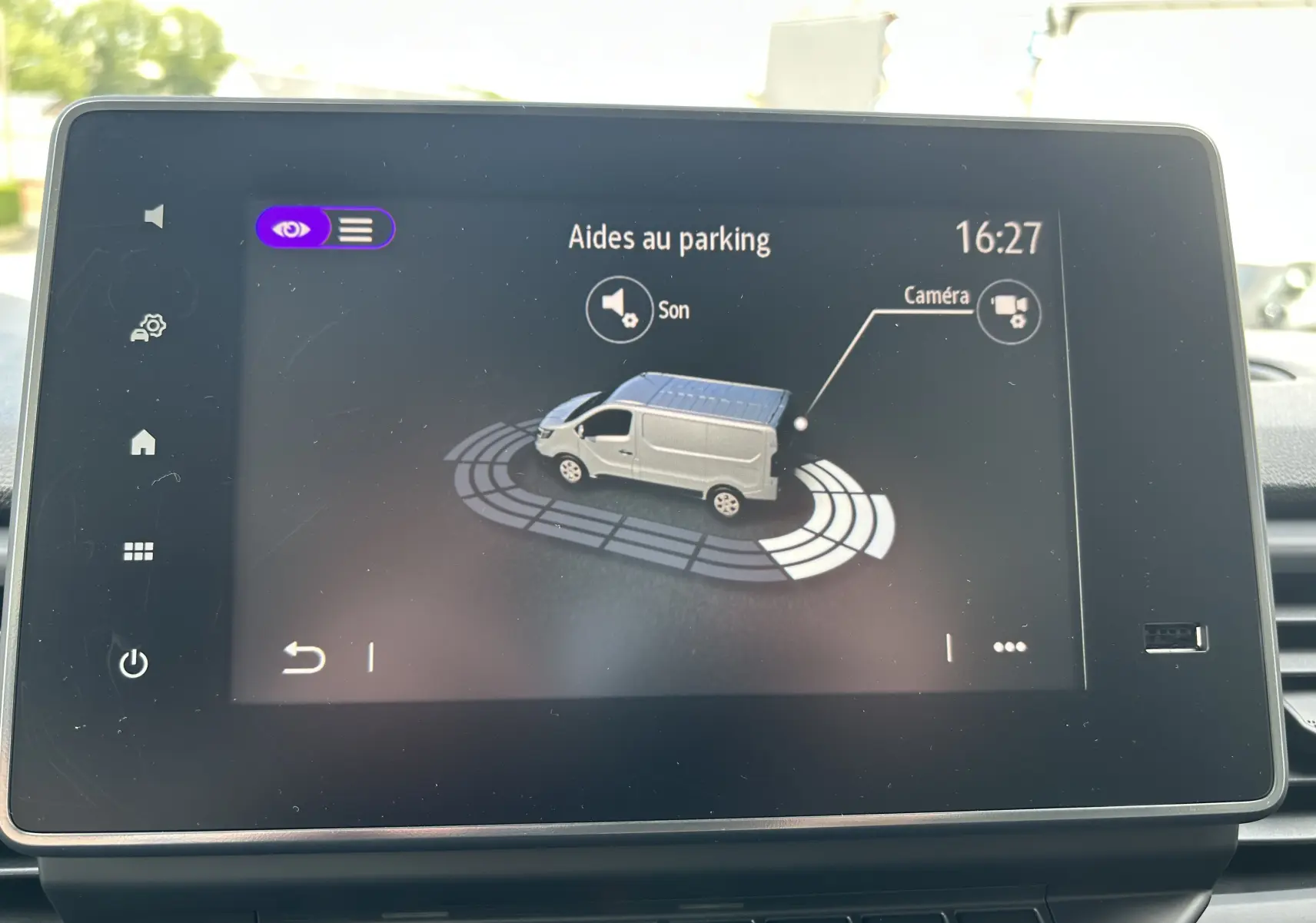 Écran tactile intérieur montrant l'aide au parking du Renault Trafic Fourgon blanc glacier en vue 3D.