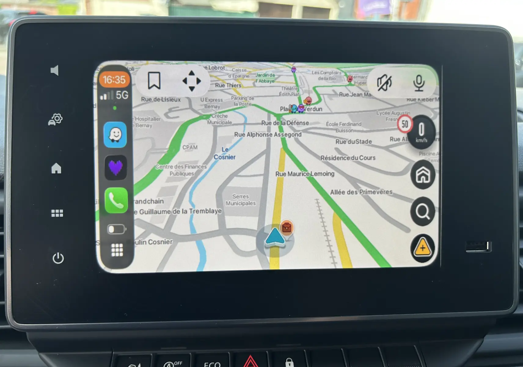 Écran tactile central du Renault Trafic Fourgon 2025 montrant la navigation GPS avec interface Easy Link.