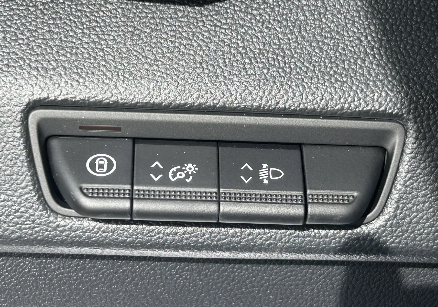 Boutons de réglage intérieur du Renault Trafic Fourgon L1H1 2025, vue rapprochée sur commandes de verrouillage, éclairage et hauteur phares.