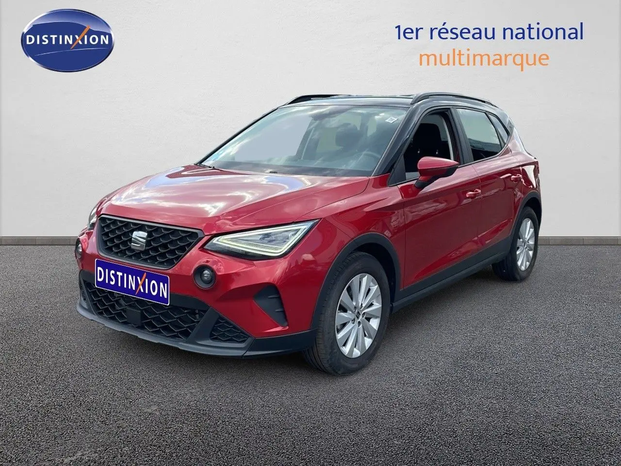 SEAT Arona rouge désir métal avec toit noir, vue 3/4 avant droit sur fond neutre.