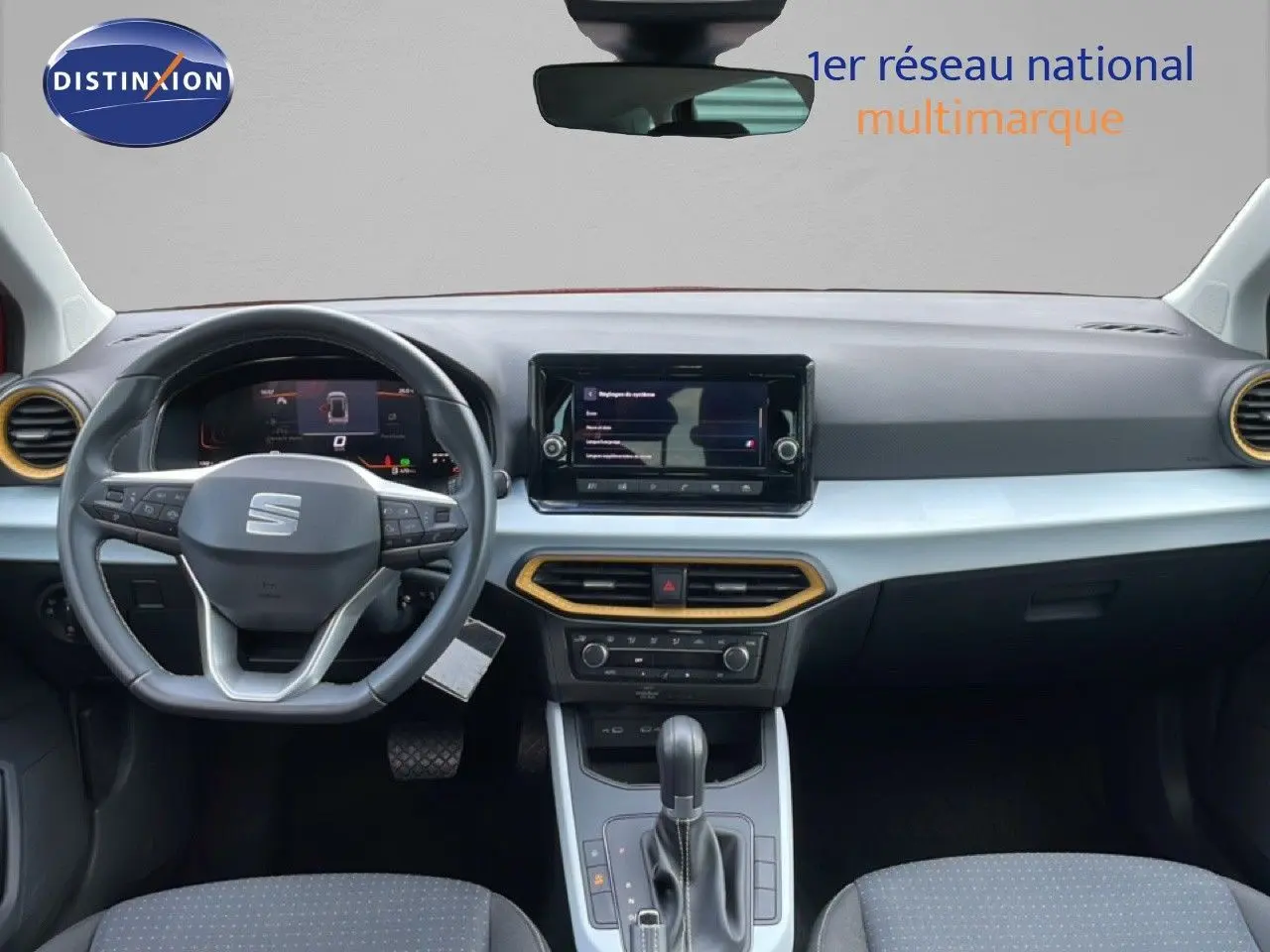 Intérieur SEAT Arona 2025 vu de face, tableau de bord noir avec inserts dorés et volant multifonction.