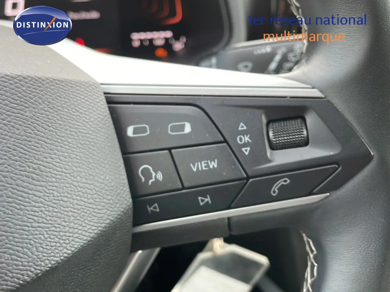 Gros plan sur les commandes multifonctions au volant du SEAT Arona 2025, finition Style Special Edition, volant cuir noir.
