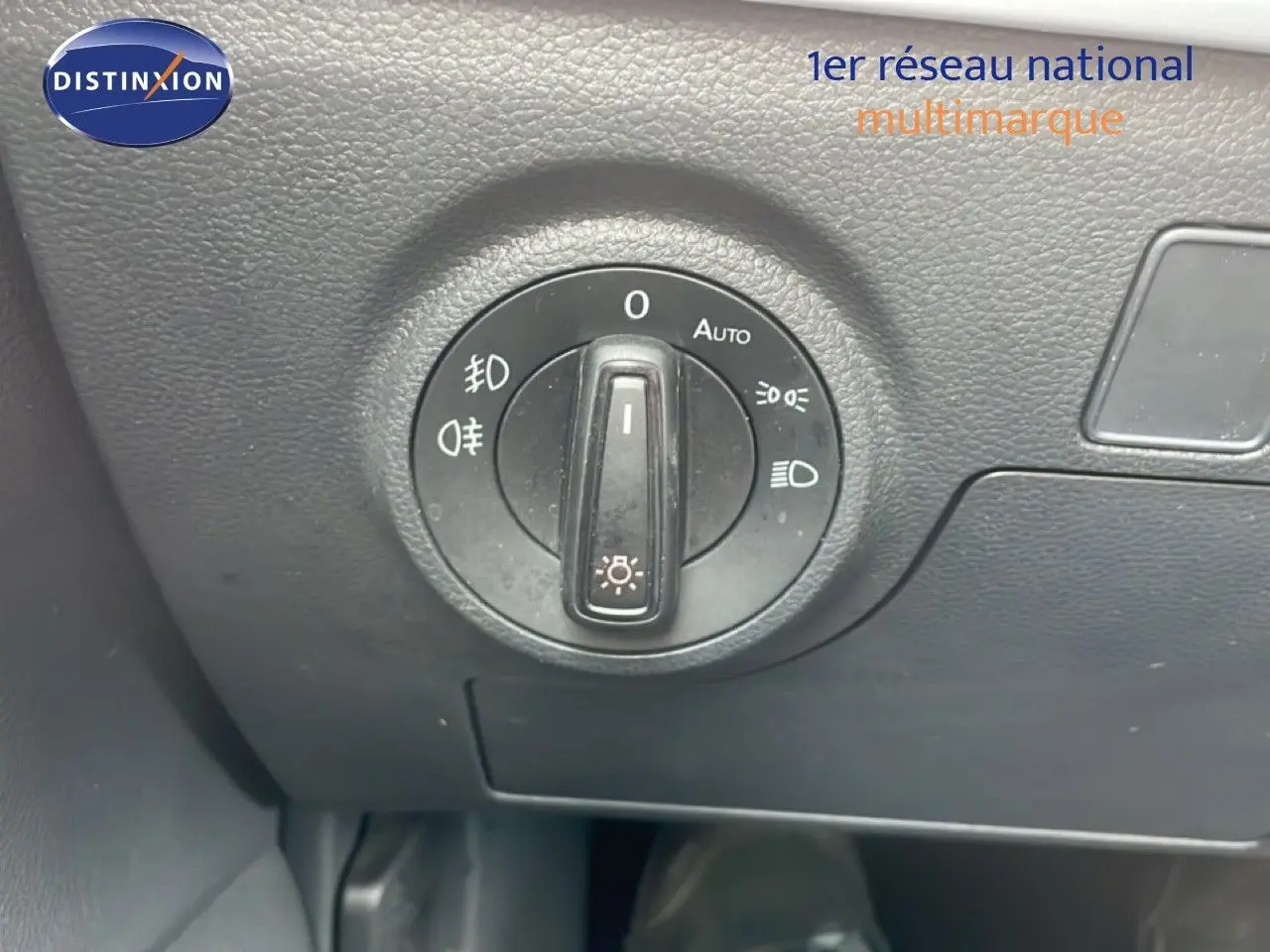 Gros plan sur la molette de réglage des phares dans l’habitacle du SEAT Arona 2025, finition Style Special Edition.