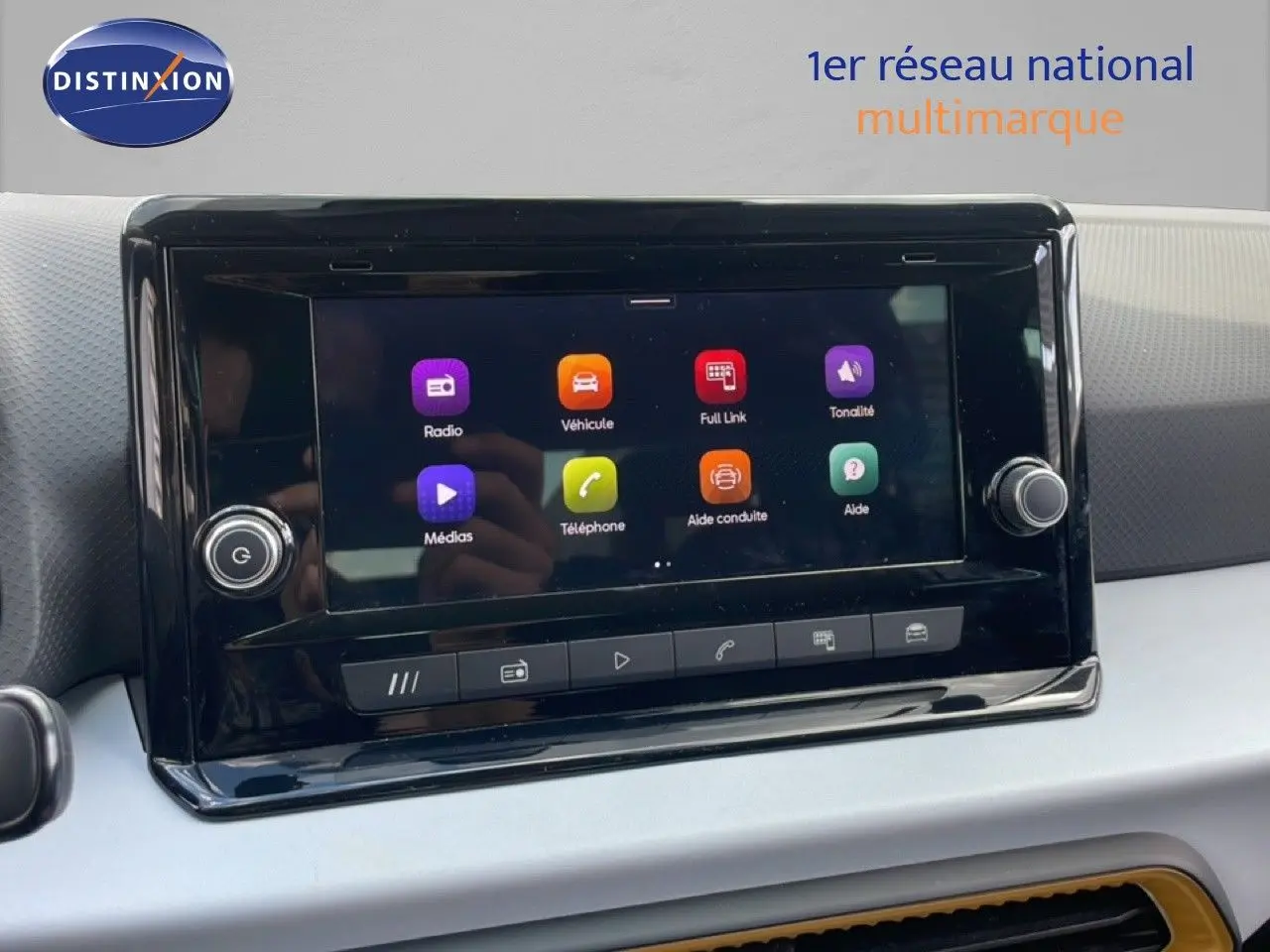 Écran tactile central du tableau de bord du SEAT Arona 2025, affichant les options multimédia et aide à la conduite.