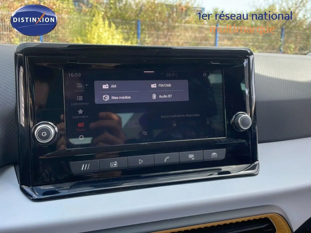 Écran tactile central du tableau de bord du SEAT Arona 2025, avec interface multimédia et commandes tactiles.