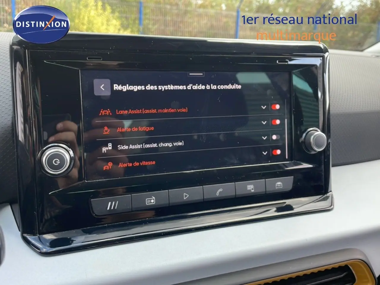 Écran tactile central du tableau de bord du SEAT Arona 2025 affichant les réglages des aides à la conduite.