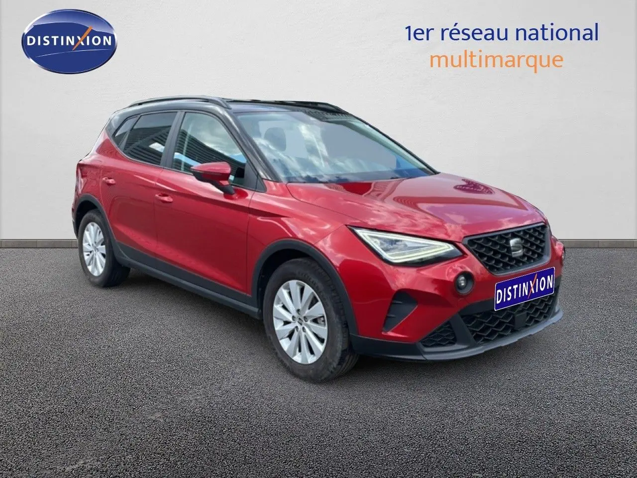 SEAT Arona rouge désir métal avec toit noir, vue 3/4 avant droit, sur fond neutre extérieur.