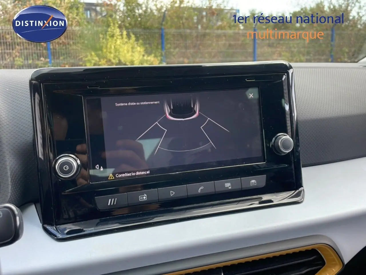 Écran tactile du système d’aide au stationnement dans l’habitacle du SEAT Arona 2025, tableau de bord gris.