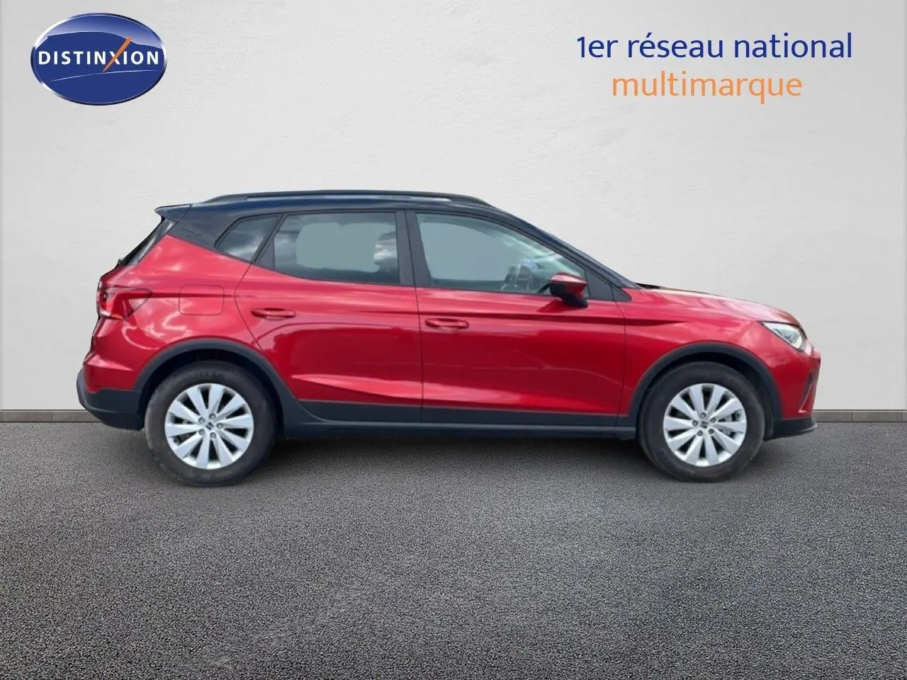 Vue de profil côté gauche d'un SEAT Arona rouge Désir Métal avec toit noir, version 2025 Style Special Edition.