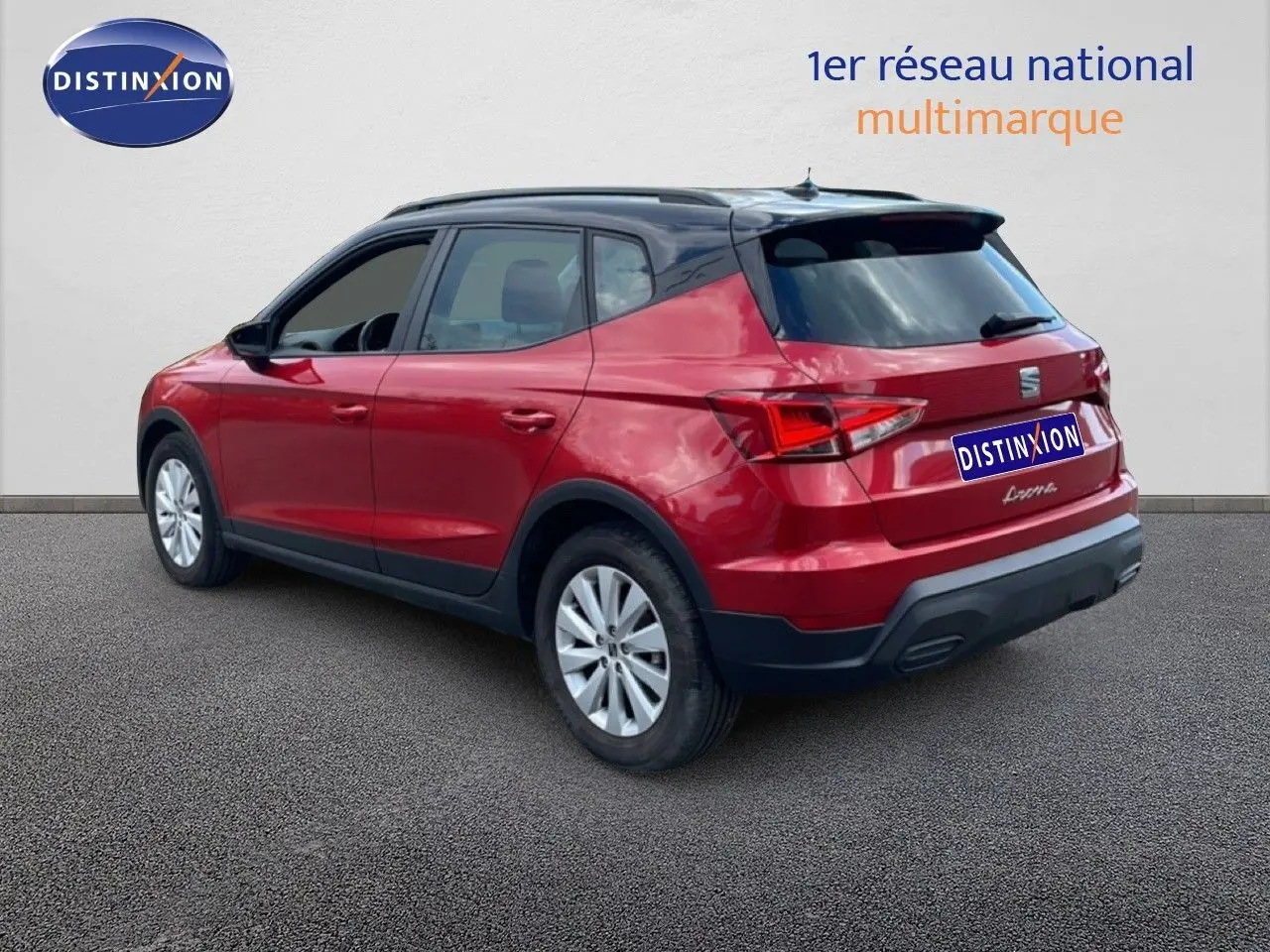SEAT Arona rouge désir métal avec toit noir, vue 3/4 arrière côté gauche, sur fond neutre extérieur.
