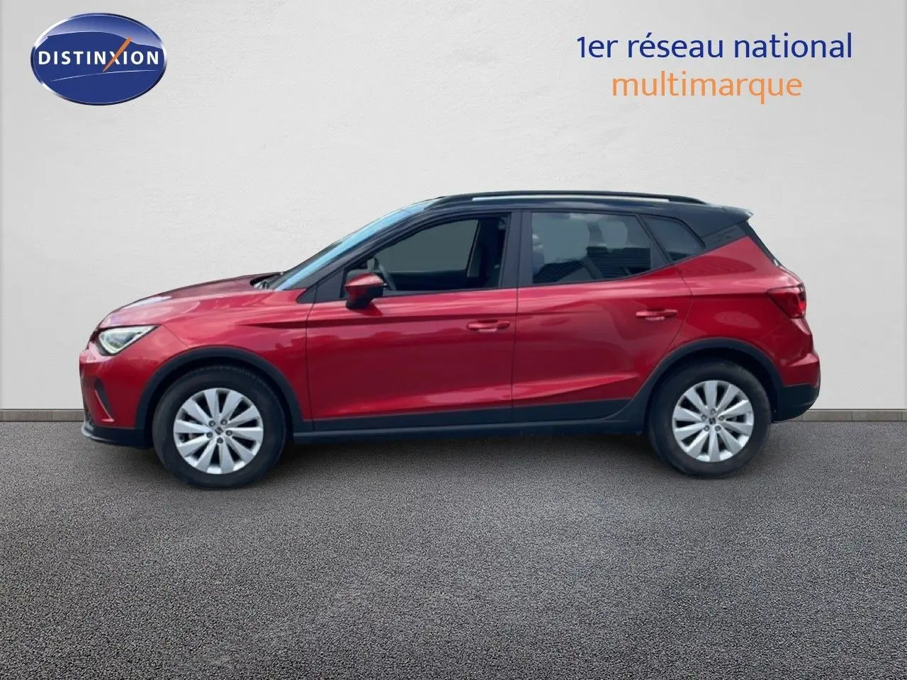 Profil droit d'un SEAT Arona 2025 rouge désir métal avec toit noir, roues alliage et vitres teintées.