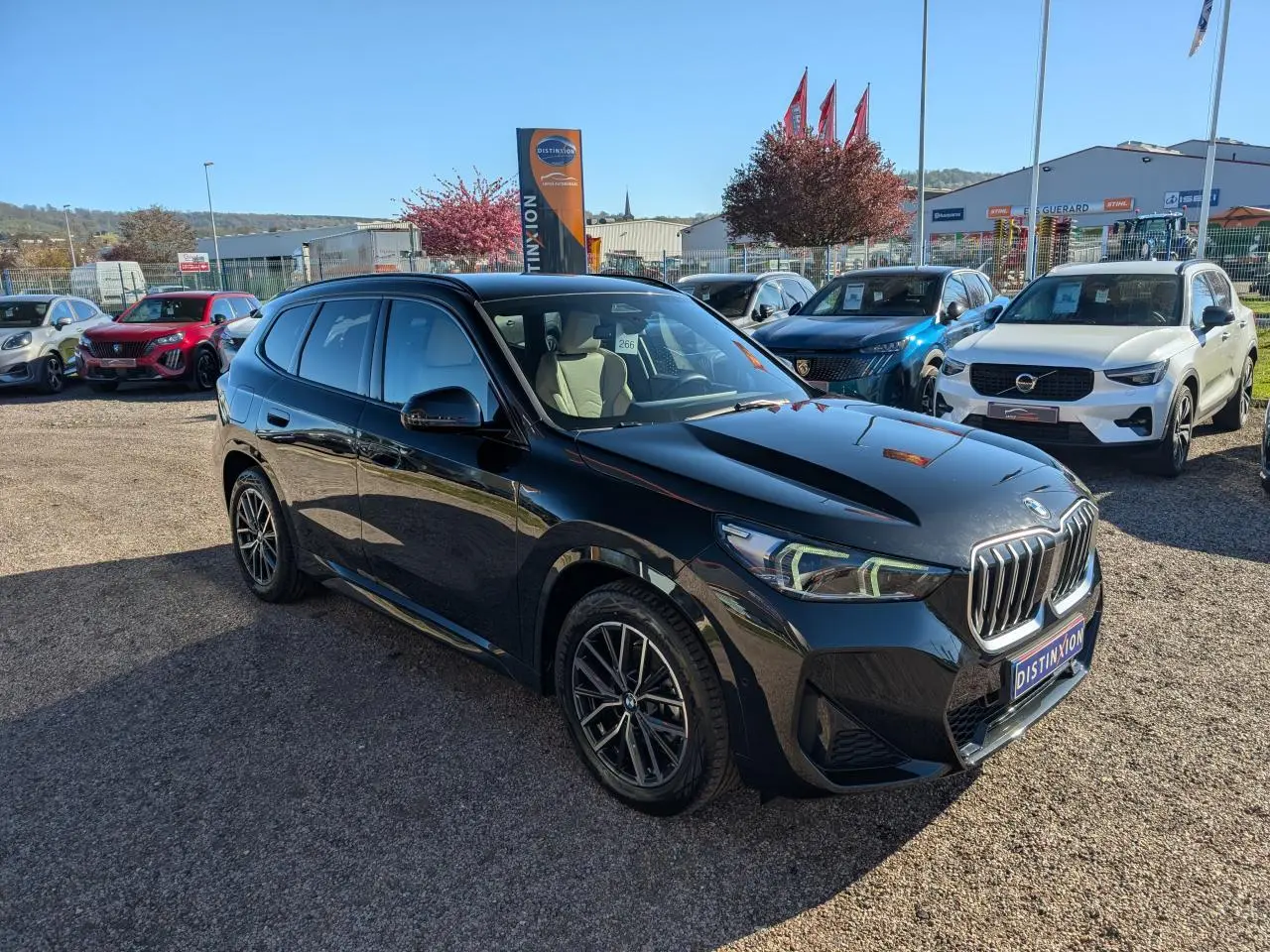BMW X1 XDrive 20d M Sport noir vue 3/4 avant droit avec jantes alliage et calandre chromée brillante.