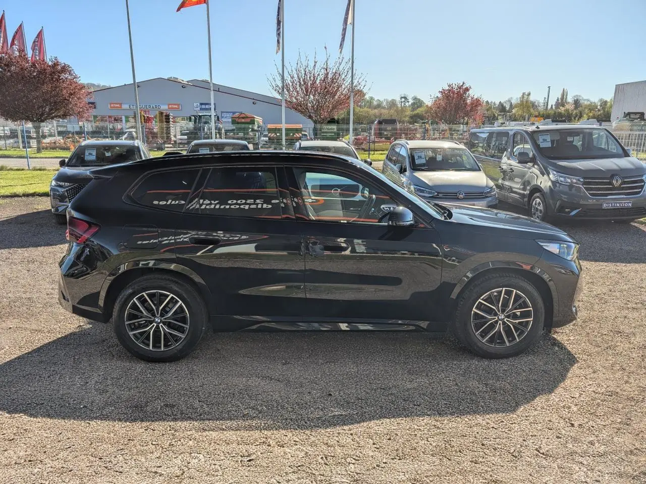 BMW X1 XDrive 20d 2024 noir métallisé, vue de profil côté gauche avec jantes alliage 18 pouces M Sport.