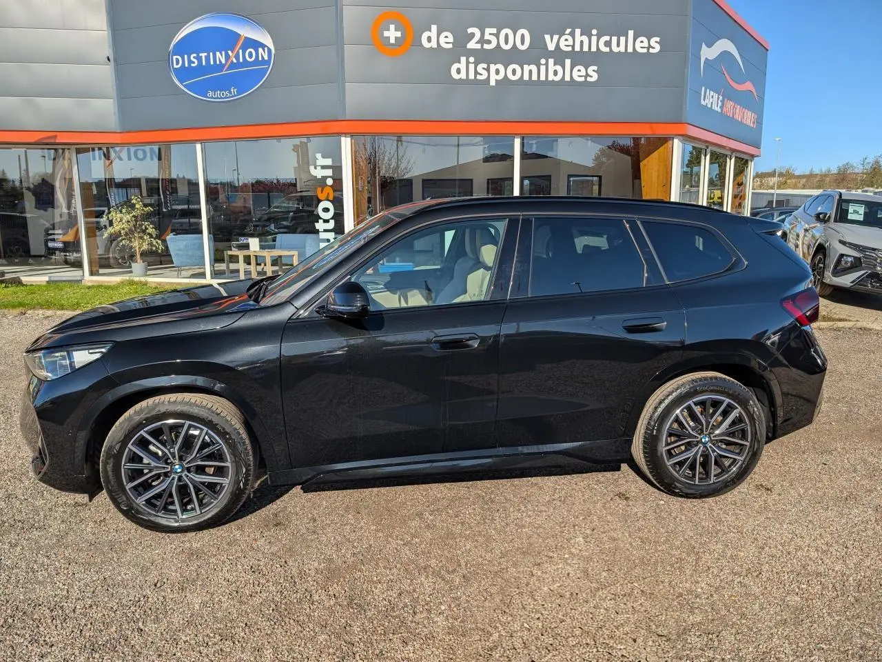 BMW X1 XDrive 20d 2024 noir métallisé, vue de profil côté gauche avec jantes alliage 18 pouces M Sport.