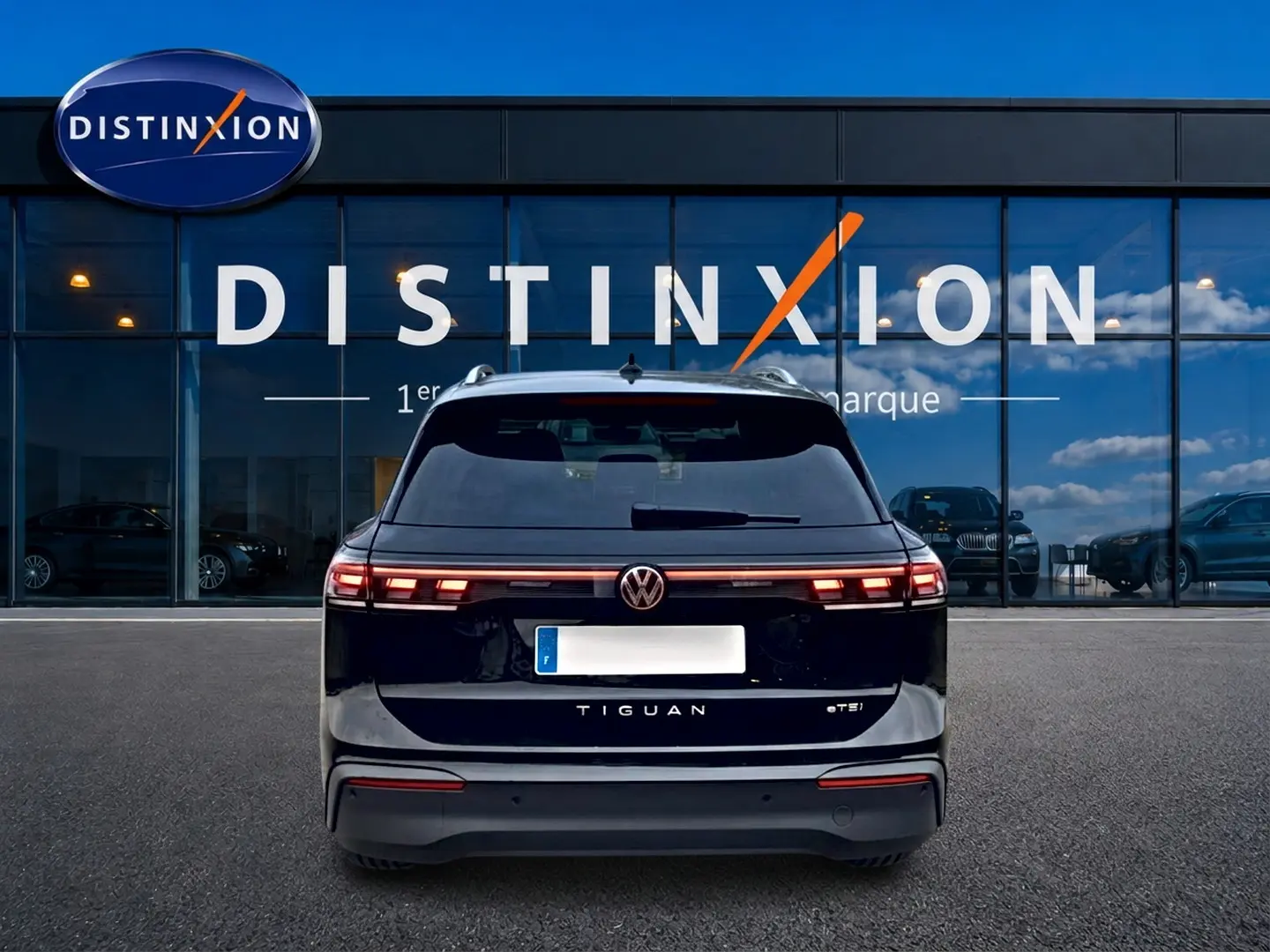 Vue arrière d'un Volkswagen Tiguan noir 2025 avec feux arrière LED reliés et logo VW centré.