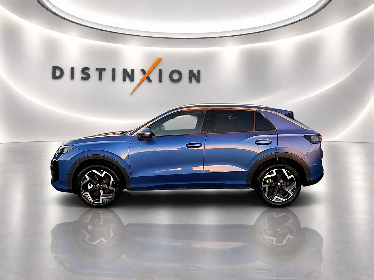 Vue de profil côté gauche d'un Volkswagen T-Roc 1.5 etsi 150 R-Line bleu céleste avec jantes alliage noires et toit noir.