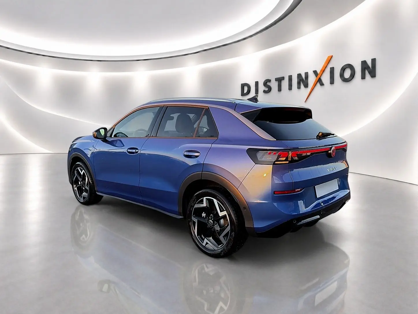 Volkswagen T-Roc bleu céleste en 3/4 arrière droit avec jantes alu noires et toit noir brillant.