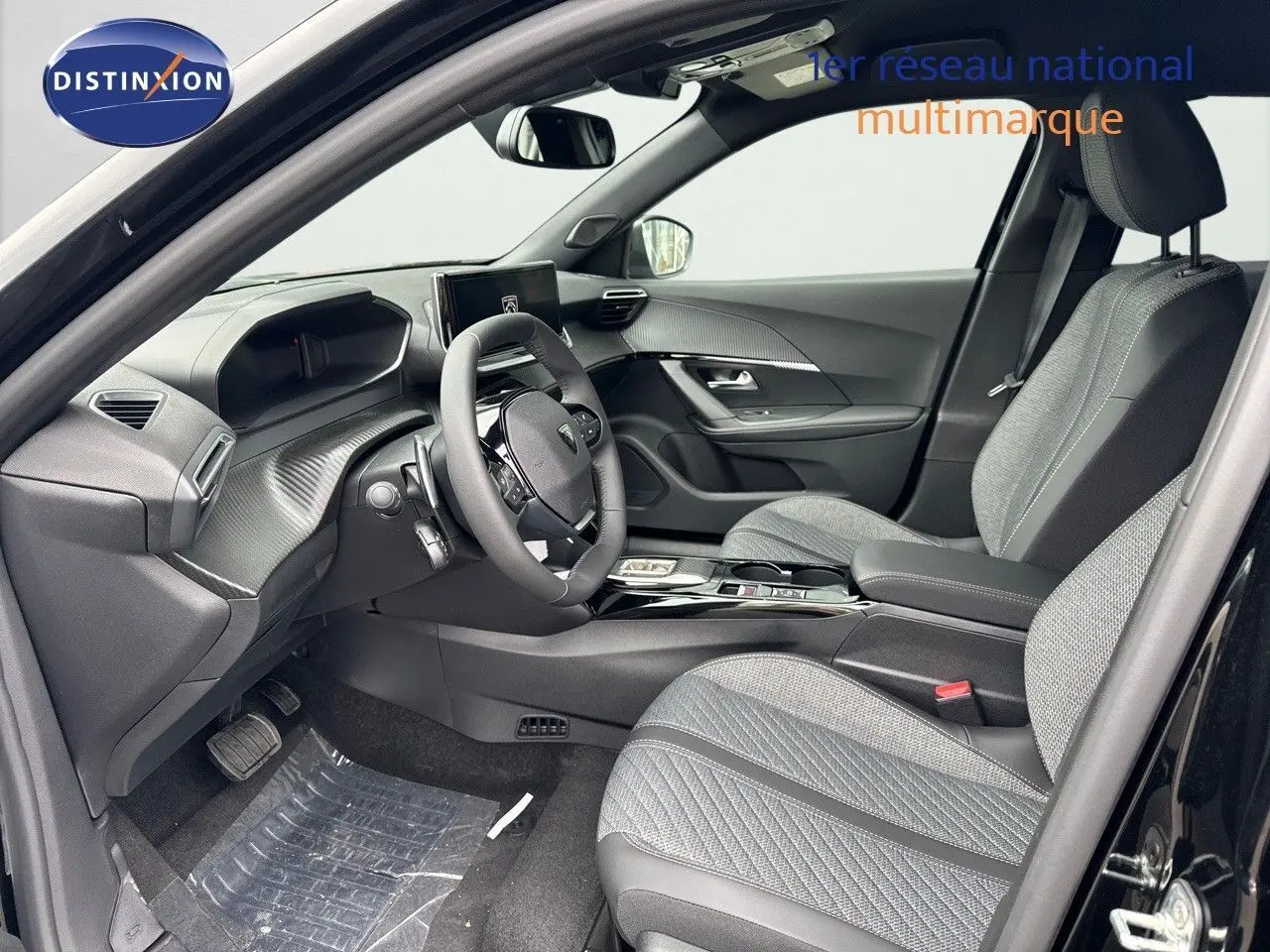 Intérieur de la Peugeot 2008 Hybrid 136ch Allure noir métal, vue côté conducteur avec tableau de bord et sièges gris détaillés.