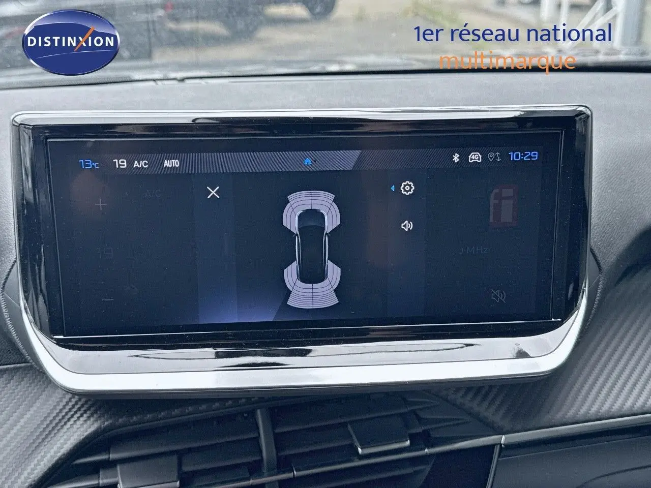 Écran tactile central du Peugeot 2008 Hybrid 136ch Allure 2025 affichant l'aide au stationnement avec interface moderne.