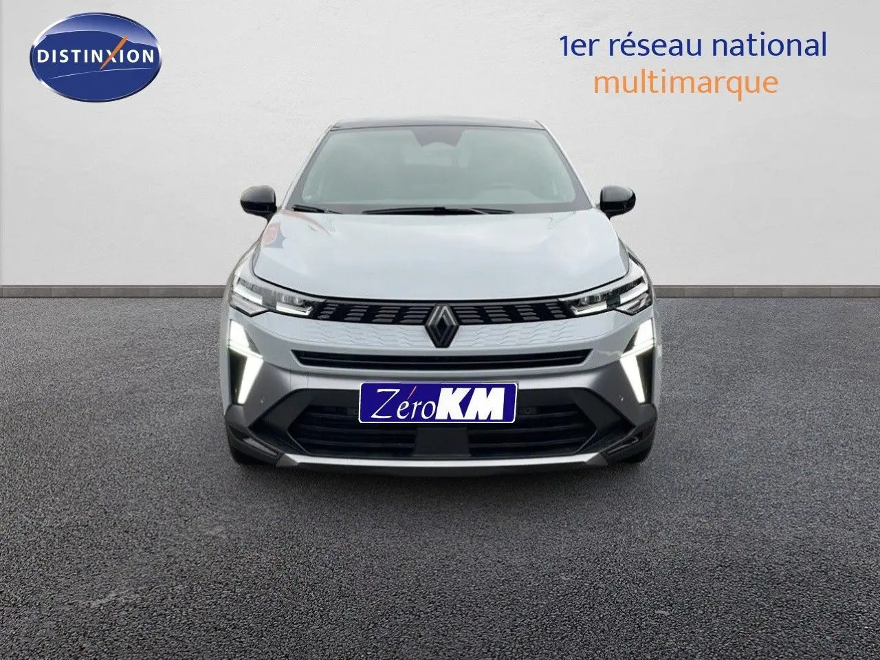 Renault Symbioz 2025 gris Rafale métal vu de face avec éclairage LED et calandre noire distinctive.