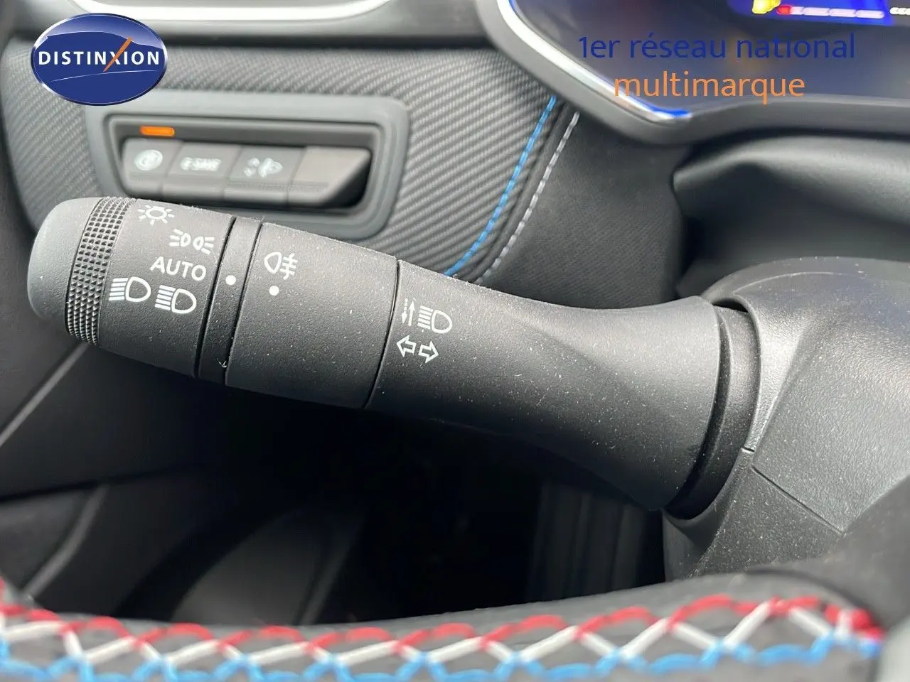 Gros plan sur la commande des feux et clignotants dans l'habitacle du Renault Symbioz gris Rafale 2025.