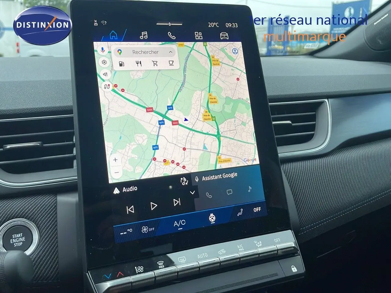 Écran tactile central affichant la navigation GPS dans l'habitacle moderne d'une Renault Symbioz gris Rafale métal.