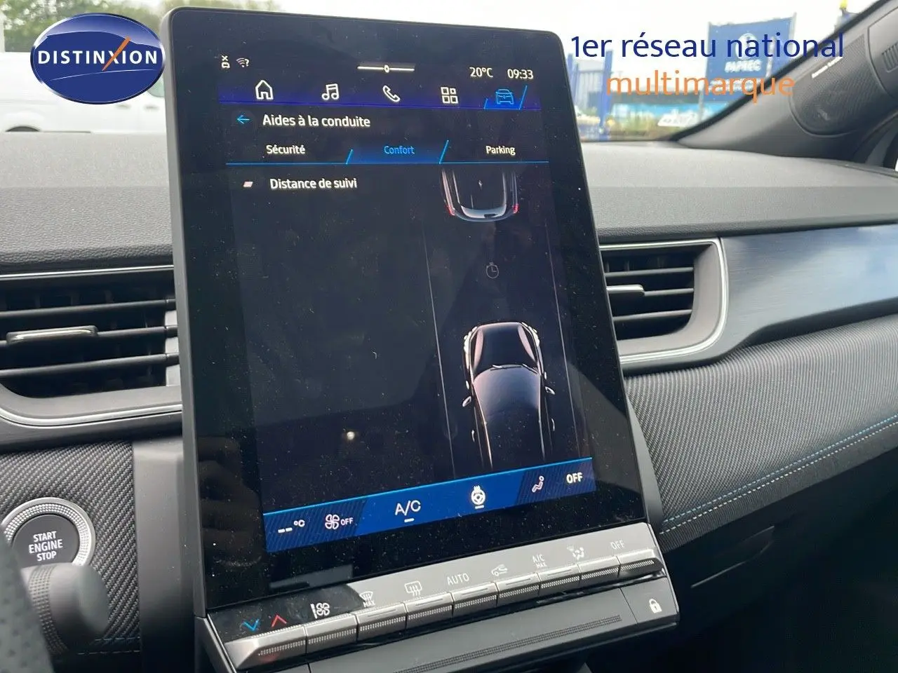 Intérieur de la Renault SYMBIOZ gris Rafale Métal, écran tactile central affichant les aides à la conduite.