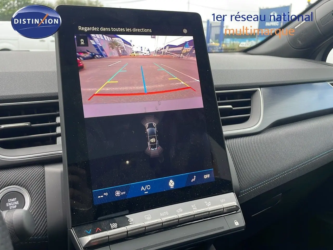 Vue intérieure centrée sur l'écran tactile affichant la caméra de recul du Renault Symbioz gris Rafale métal.