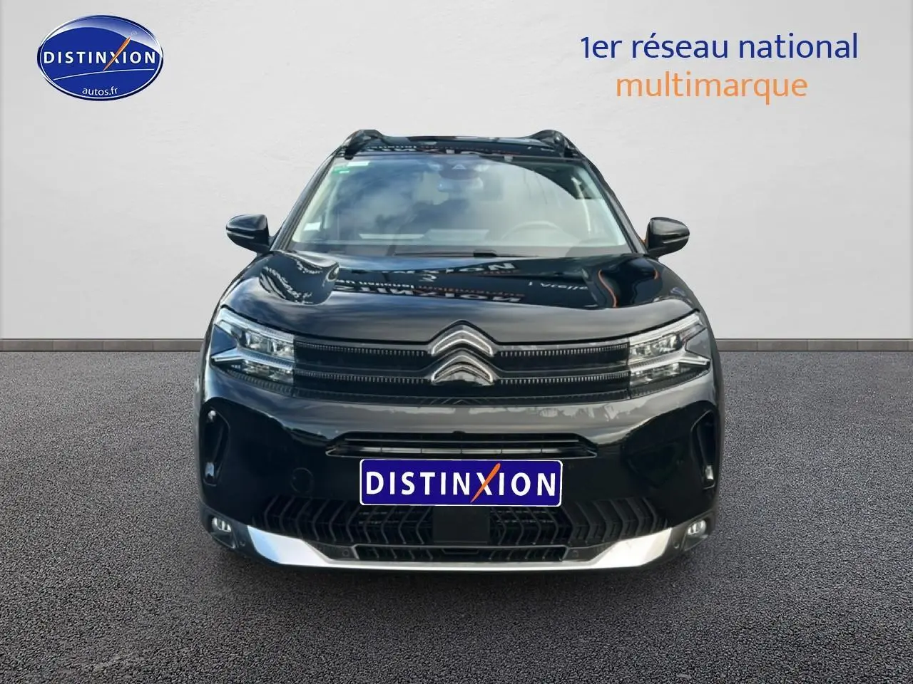 Vue frontale d'un Citroën C5 Aircross noir 2025 avec calandre distinctive et phares LED intégrés.