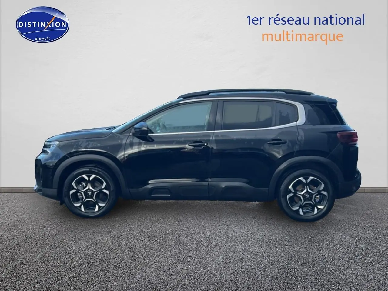 Vue latérale droite d'un Citroën C5 Aircross noir 2025 avec jantes alu et barres de toit visibles.