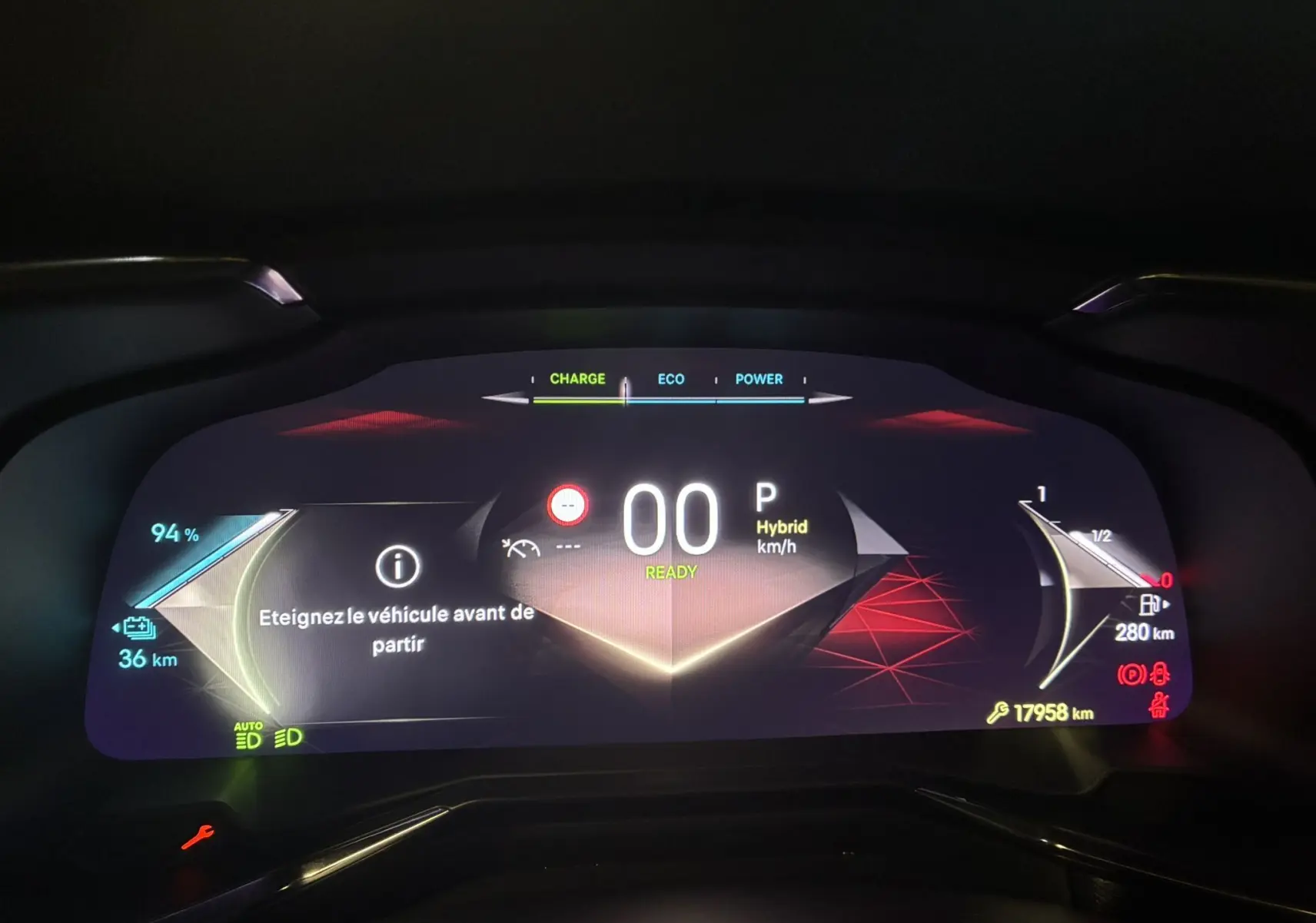 Tableau de bord numérique du DS7 E-TENSE 2024 affichant la vitesse à 0 km/h et l’état hybride en veille.