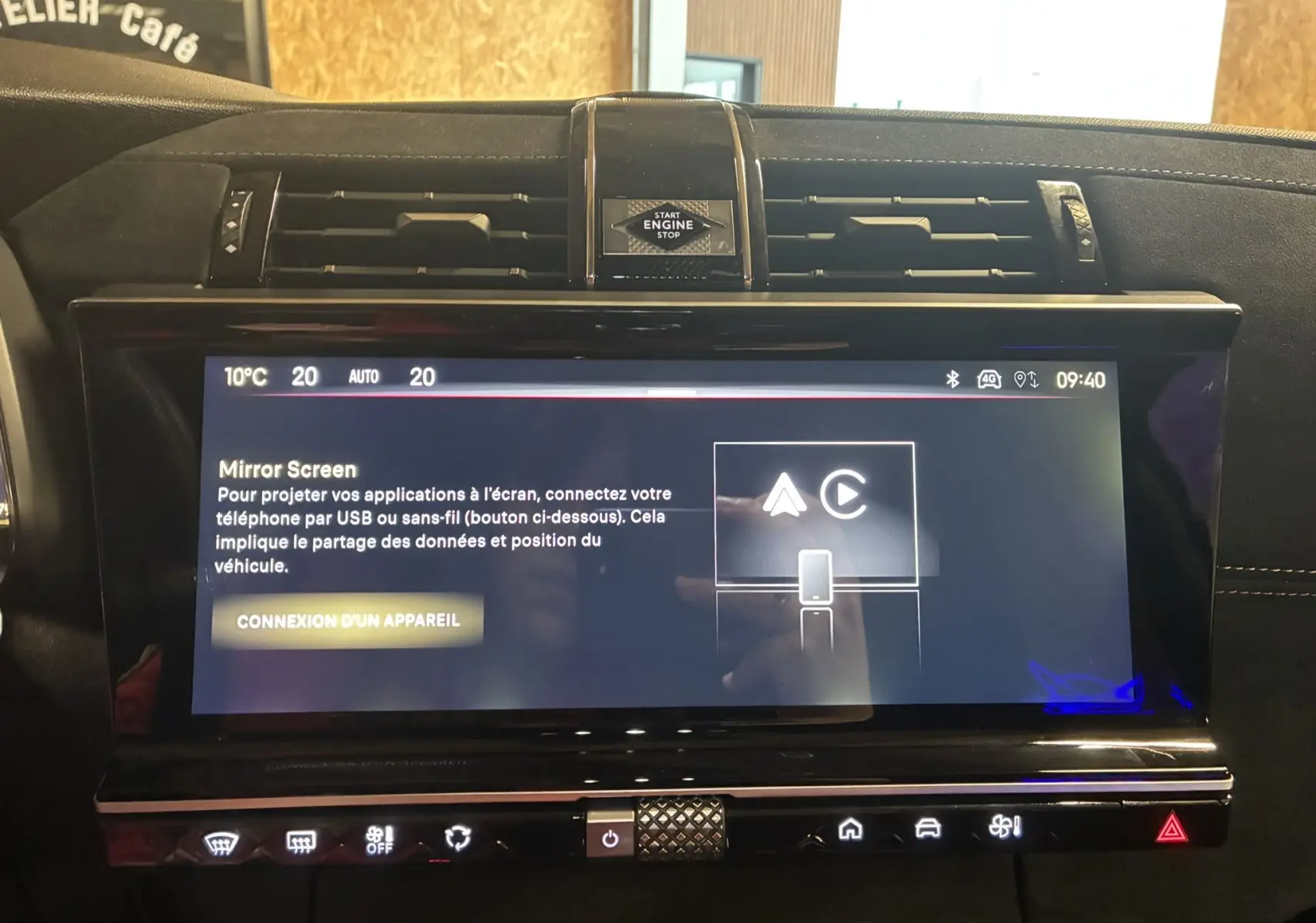 Vue rapprochée de l’écran tactile central du tableau de bord noir du DS7 gris, affichant la fonction Mirror Screen.