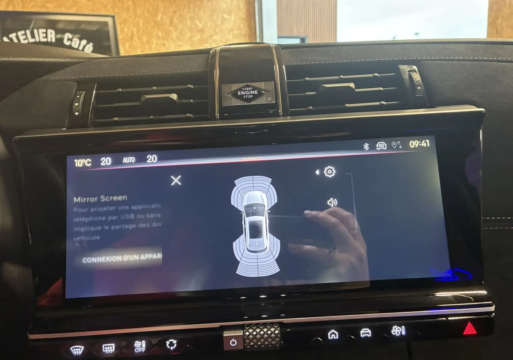 Écran tactile central du DS7 E-TENSE 2024 affichant l'aide au stationnement avec tableau de bord en cuir noir.
